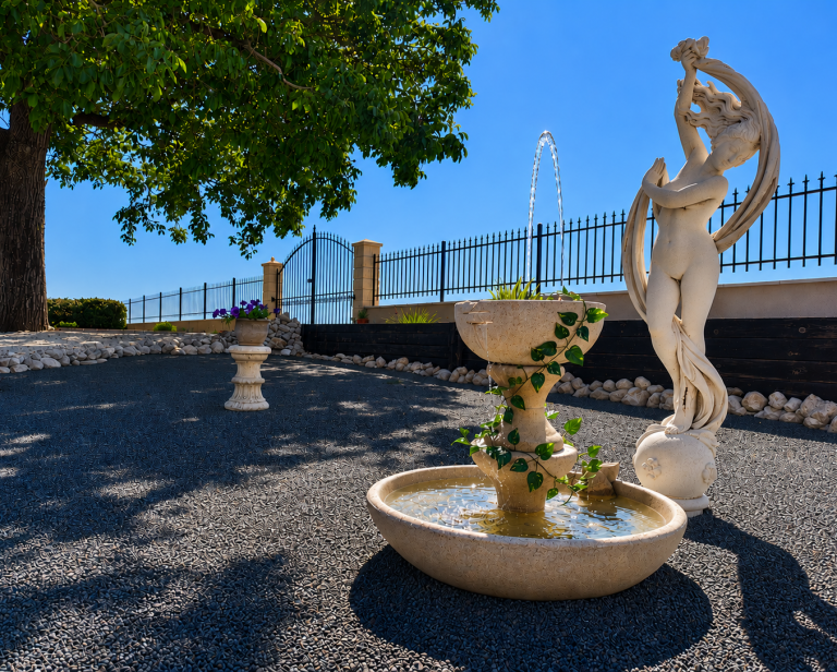 Parc ombragé et paysagé romantique Fontaine et statut, par ombragé et paysagé romantique, love room 5 étoiles en Loir-et-cher région centre val de loir